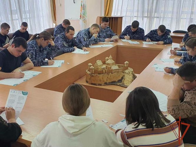 На вопросы «Большого этнографического диктанта» ответили росгвардейцы в Томске