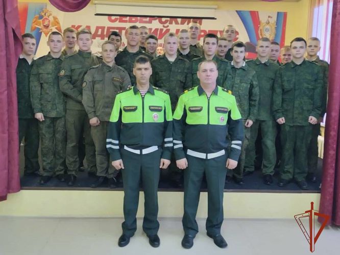 Инспекторы ВАИ Росгвардии в Томской области рассказали детям о правилах дорожного движения на дороге