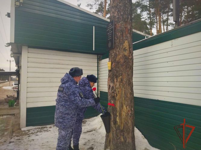 Сотрудники и военнослужащие Росгвардии в Томской области почтили память боевых товарищей