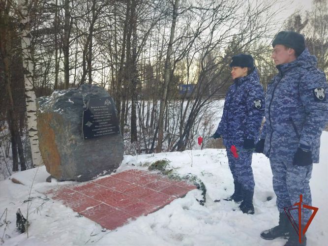 Сотрудники и военнослужащие Росгвардии в Томской области почтили память боевых товарищей