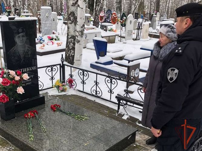 Сотрудники и военнослужащие Росгвардии в Томской области почтили память боевых товарищей
