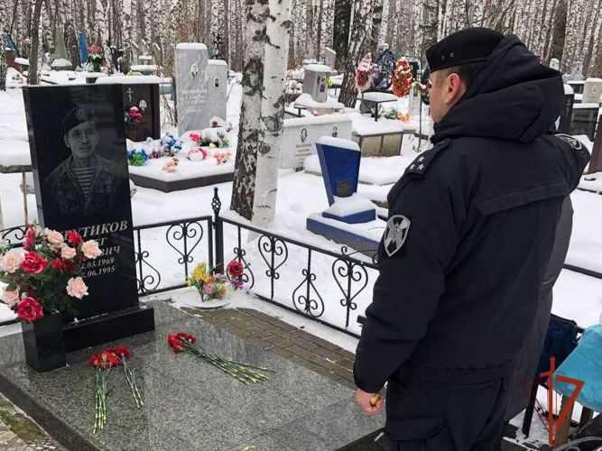 Сотрудники и военнослужащие Росгвардии в Томской области почтили память боевых товарищей