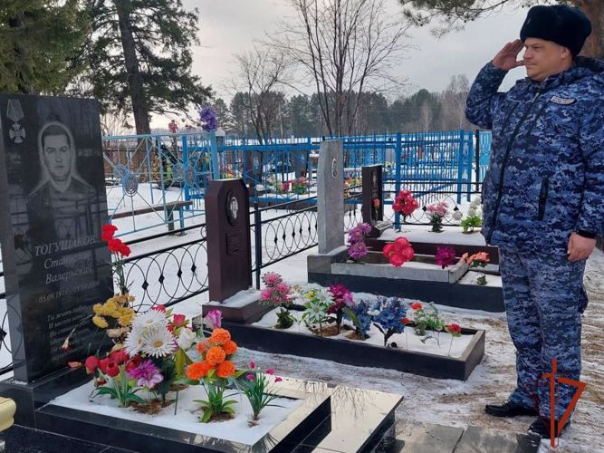 Сотрудники и военнослужащие Росгвардии в Томской области почтили память боевых товарищей
