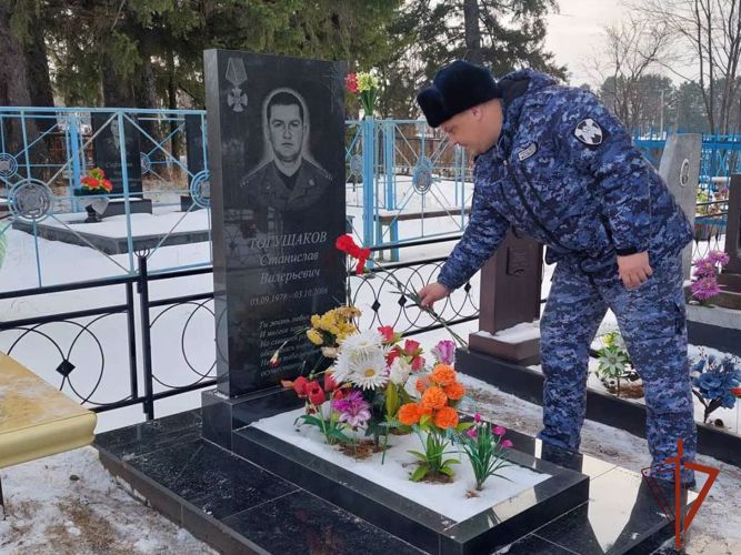 Сотрудники и военнослужащие Росгвардии в Томской области почтили память боевых товарищей