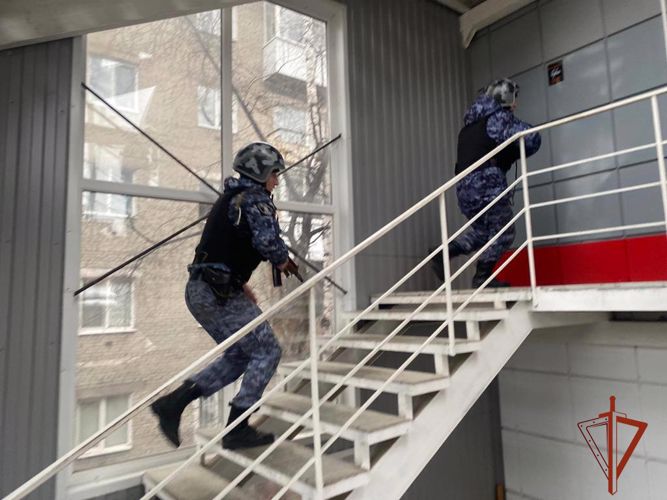 Росгвардейцы в Томске в рамках тренировки задержали буйных посетителей гостиницы (видео)