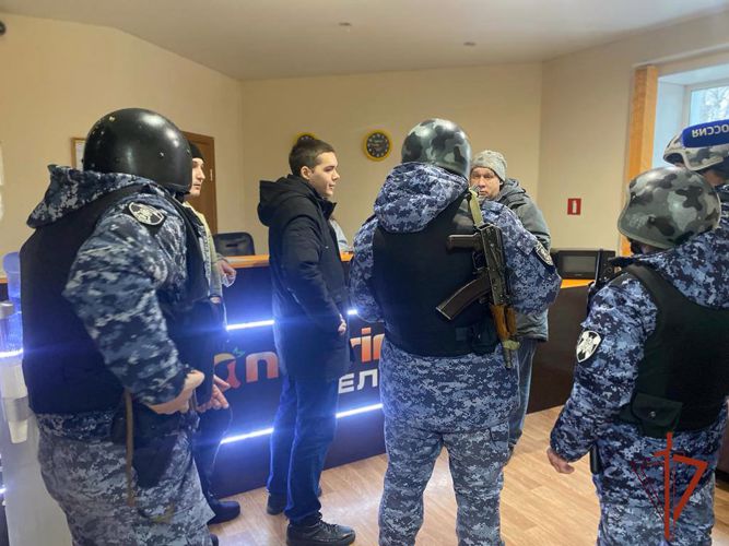 Росгвардейцы в Томске в рамках тренировки задержали буйных посетителей гостиницы (видео)