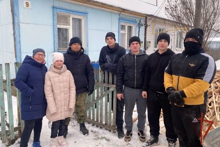 Томские росгвардейцы помогли семье погибшего сотрудника заготовить на зиму дрова (видео)