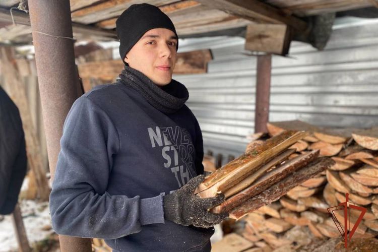 Томские росгвардейцы помогли семье погибшего сотрудника заготовить на зиму дрова (видео)
