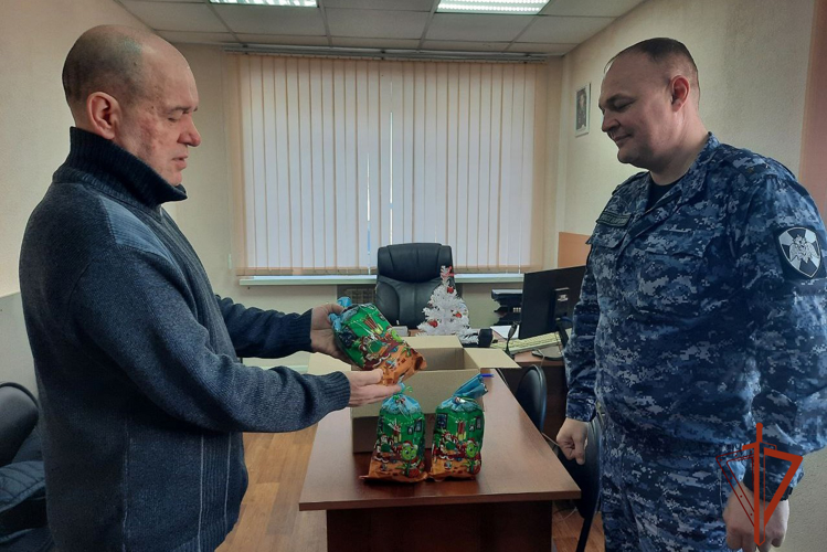 Детям росгвардейцев из Томской области передали новогодние подарки 