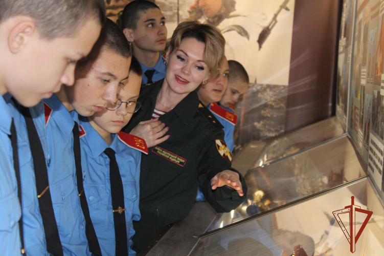 О памятных страницах блокады Ленинграда рассказали росгвардейцы школьникам из Томской области (видео)