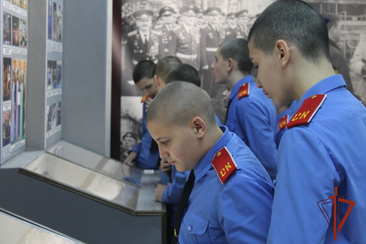 О памятных страницах блокады Ленинграда рассказали росгвардейцы школьникам из Томской области (видео)