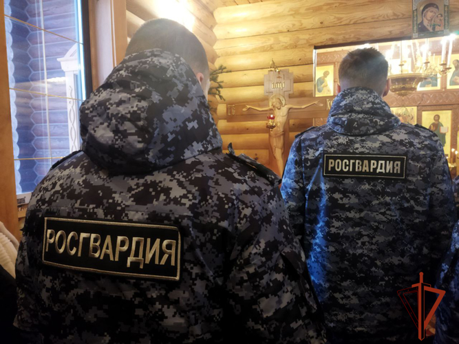 Росгвардейцы в Томске приняли участие в праздничном молебне в день Крещения Господня