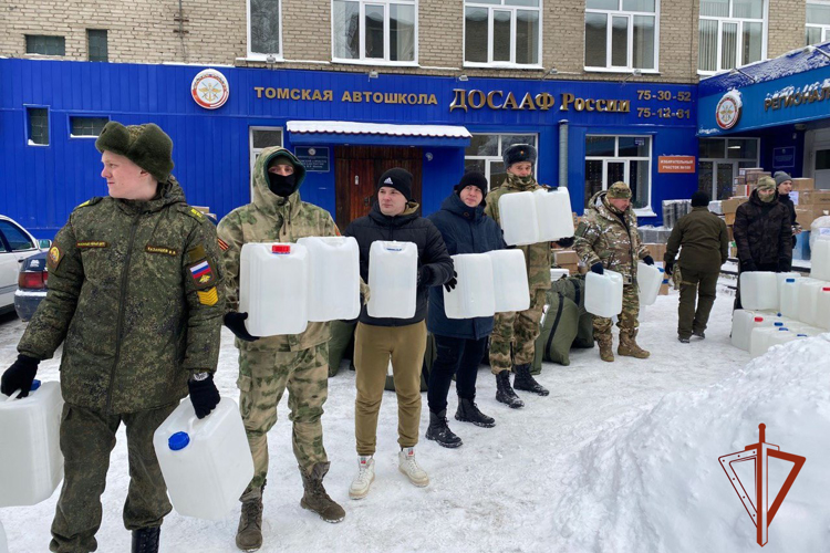 Росгвардия в Томске оказала помощь в погрузке гуманитарной помощи на Донбасс (видео)