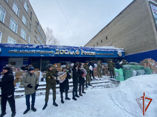 Росгвардия в Томске оказала помощь в погрузке гуманитарной помощи на Донбасс (видео)