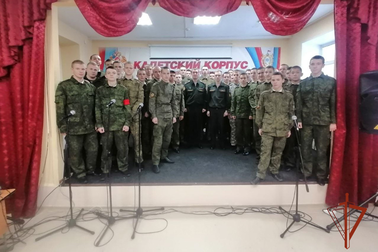 Курсанты и офицер Пермского военного института Росгвардии   провели занятие для подшефных школьников ведомства в Томской области  