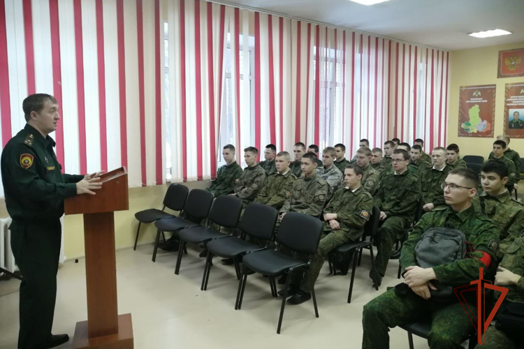 Курсанты и офицер Пермского военного института Росгвардии   провели занятие для подшефных школьников ведомства в Томской области  