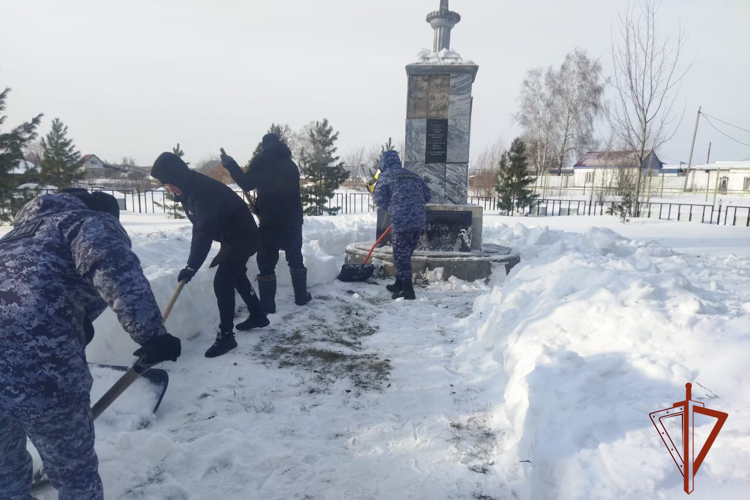 Росгвардейцы благоустроили памятник труженикам тыла Великой Отечественной войны в Томской области