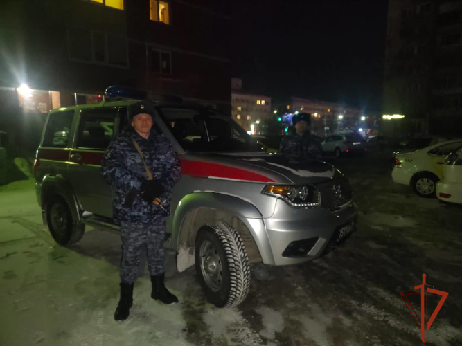 Патруль Росгвардии помог вернуться к родителям потерявшейся девочке в Томске