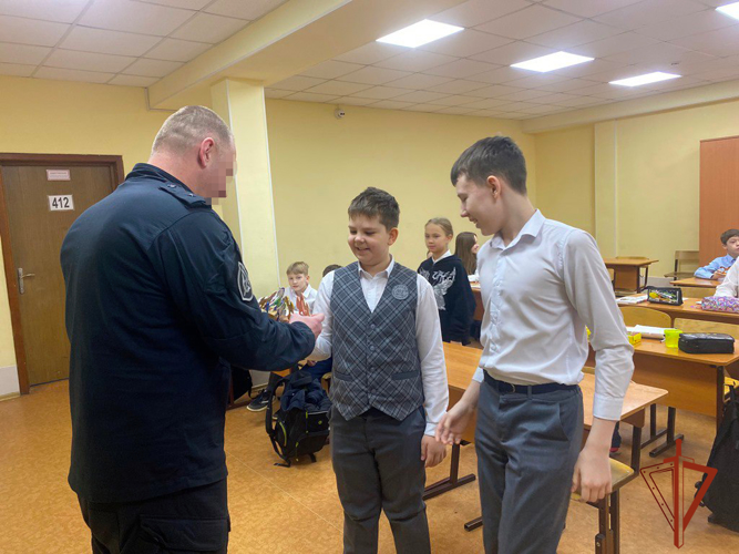 Томские школьники поздравили спецназ Росгвардии с Днем защитника Отечества (видео)