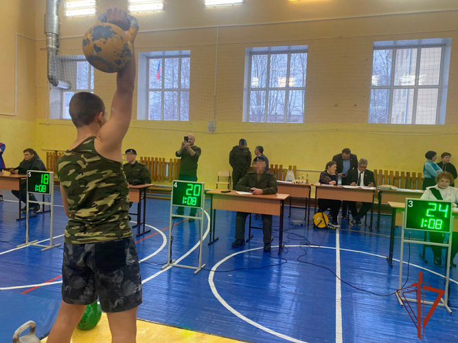 В Томске состоялся открытый турнир по гиревому спорту среди юниоров, посвященный памяти погибшего сотрудника СОБР Андрея Садового (видео)
