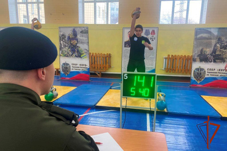В Томске состоялся открытый турнир по гиревому спорту среди юниоров, посвященный памяти погибшего сотрудника СОБР Андрея Садового (видео)