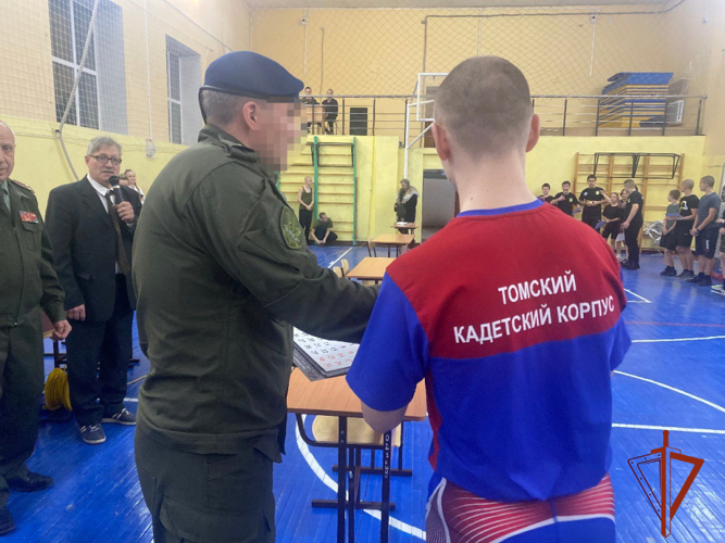 В Томске состоялся открытый турнир по гиревому спорту среди юниоров, посвященный памяти погибшего сотрудника СОБР Андрея Садового (видео)