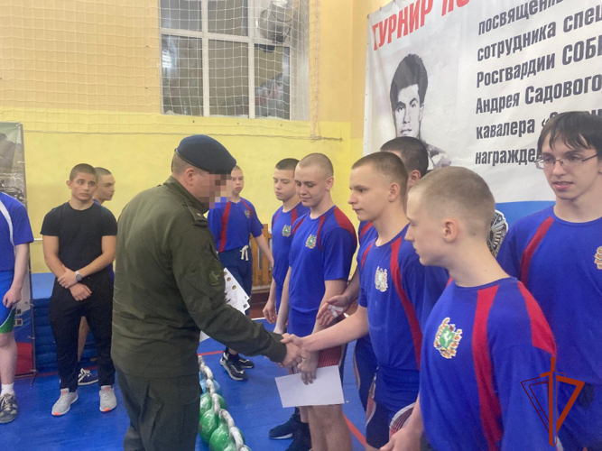 В Томске состоялся открытый турнир по гиревому спорту среди юниоров, посвященный памяти погибшего сотрудника СОБР Андрея Садового (видео)