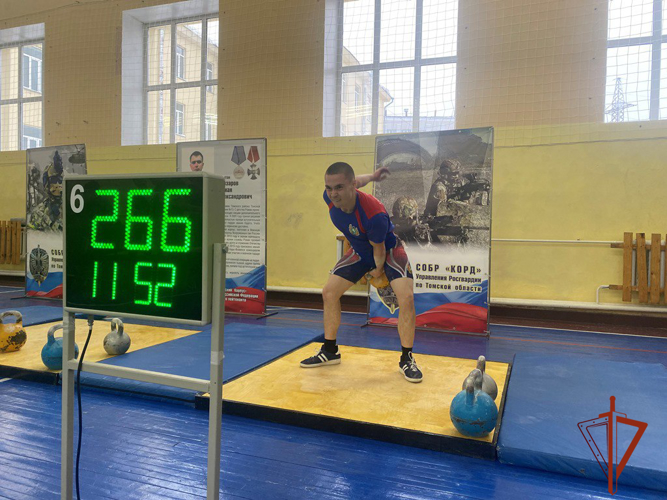В Томске состоялся открытый турнир по гиревому спорту среди юниоров, посвященный памяти погибшего сотрудника СОБР Андрея Садового (видео)