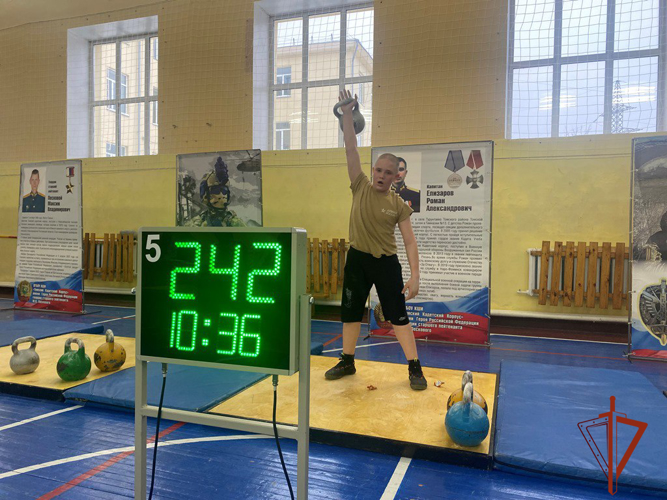 В Томске состоялся открытый турнир по гиревому спорту среди юниоров, посвященный памяти погибшего сотрудника СОБР Андрея Садового (видео)
