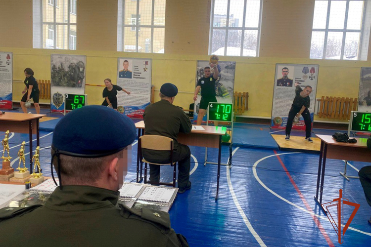 В Томске состоялся открытый турнир по гиревому спорту среди юниоров, посвященный памяти погибшего сотрудника СОБР Андрея Садового (видео)