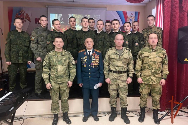 В Томской области росгвардейцы провели урок мужества, посвященный победе в Сталинградской битве