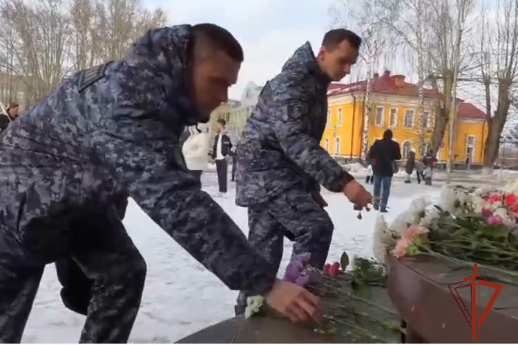 В День ВНГ РФ асиновцы почтили память погибших в теракте в Подмосковье россиян минутой молчания и возложением цветов