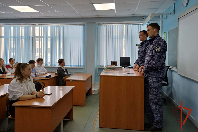 Росгвардейцы рассказали томским школьникам о перспективах службы в рядах войск правопорядка