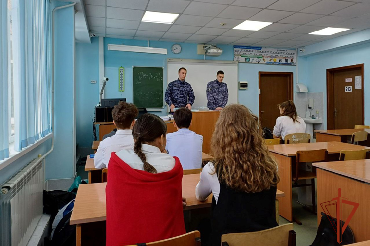 Росгвардейцы рассказали томским школьникам о перспективах службы в рядах войск правопорядка