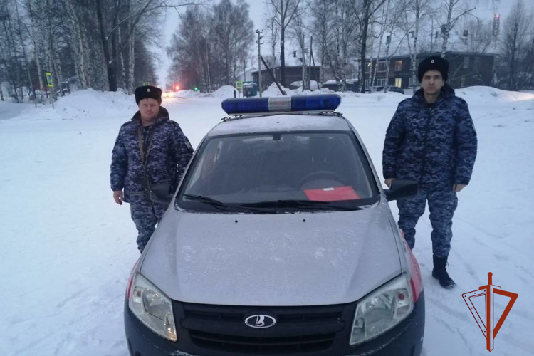 Сотрудники Росгвардии оказали содействие МЧС во время пожара в Томской области 