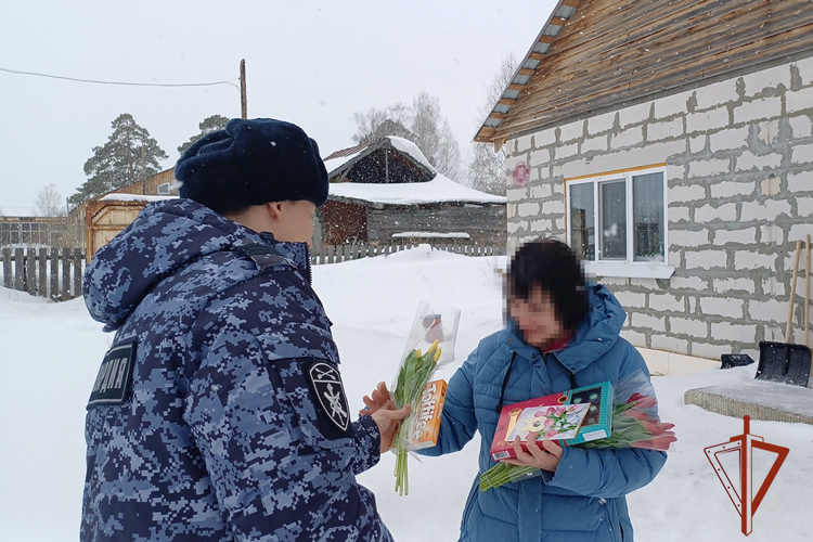 Томские росгвардейцы навестили семьи коллег, находящихся в служебной командировке