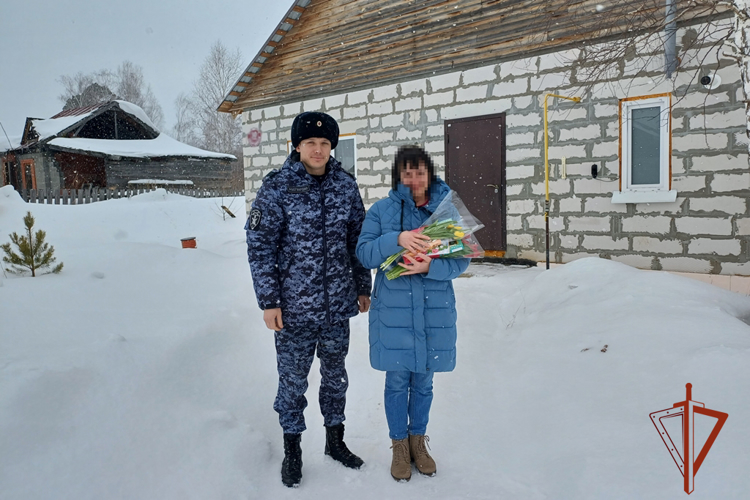 Томские росгвардейцы навестили семьи коллег, находящихся в служебной командировке