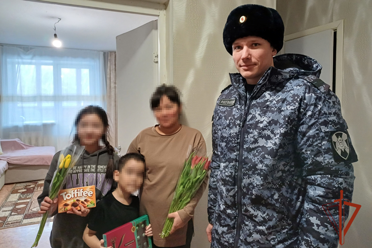 Томские росгвардейцы навестили семьи коллег, находящихся в служебной командировке