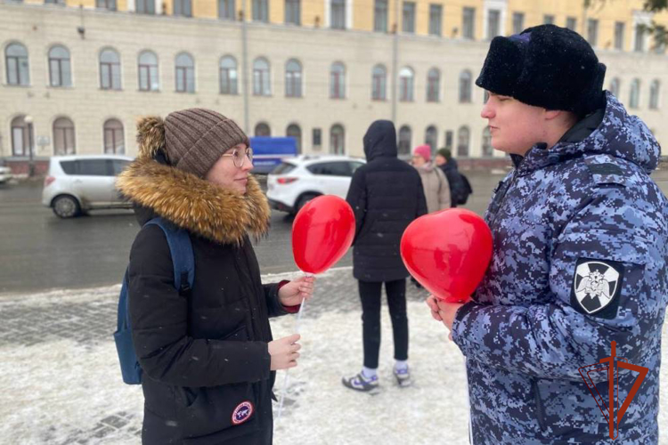  Жительницы Томска получили «Весенние комплименты от Росгвардии»