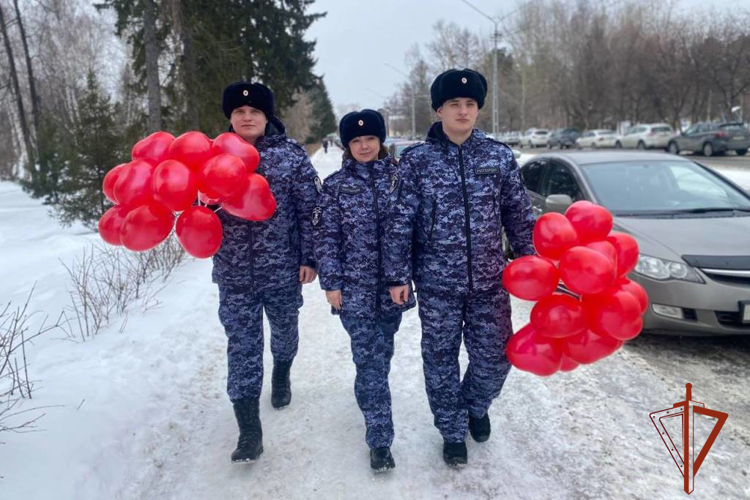 «Весенние комплименты от Росгвардии» подарили жительницам Томска
