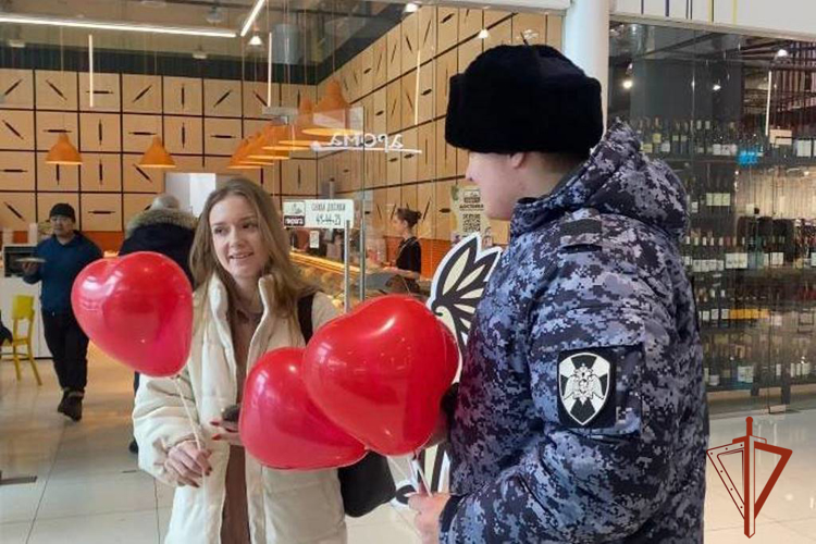 «Весенние комплименты от Росгвардии» подарили жительницам Томска (видео)
