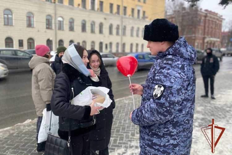 «Весенние комплименты от Росгвардии» подарили жительницам Томска (видео)