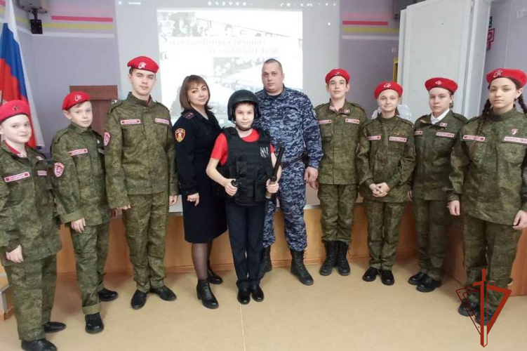 По случаю Международного дня освобождения узников фашистских концлагерей росгвардейцы встретились с томскими школьниками 