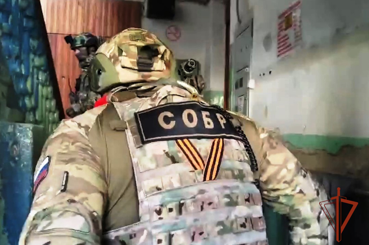В Новосибирской области офицеры СОБР «Корд» Управления Росгвардии по Томской области совместно с коллегами из МВД и Следственного комитета задержали подозреваемого в совершении особо тяжких преступлений 11 лет назад