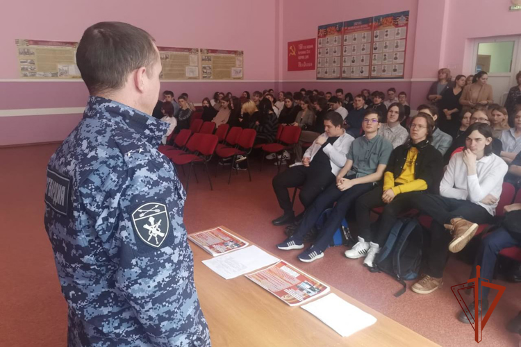 Офицер Росгвардии познакомил старшеклассников одной из школ Томска с карьерными перспективами войск правопорядка