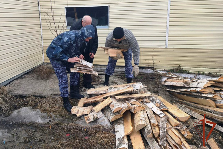 Росгвардейцы в Томской области оказали помощь ветерану войск правопорядка