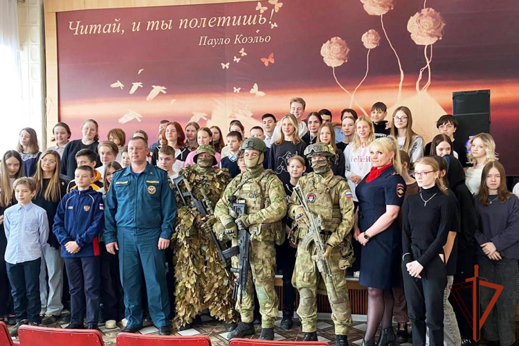 Амуниция и вооружение спецподразделения Росгвардии было представлено на межведомственном мероприятии для учащихся города Северска (видео)
