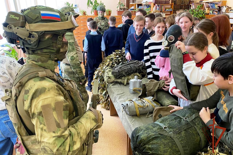 Спецподразделения Росгвардии представили амуницию и вооружение на межведомственном мероприятии для учащихся города Северска 