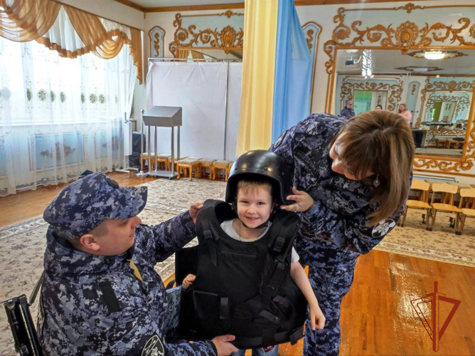 Росгвардейцы Томска рассказали детям о Дне Победы