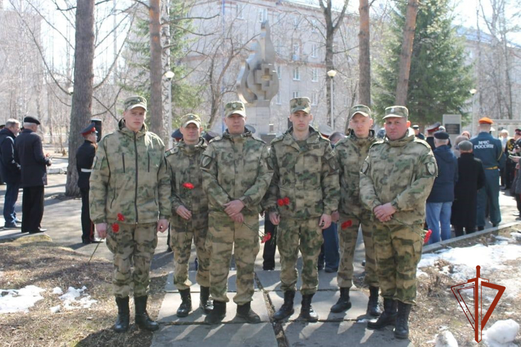 «Усмирившим пламя Чернобыля» - в Томской области Росгвардейцы почтили память героев